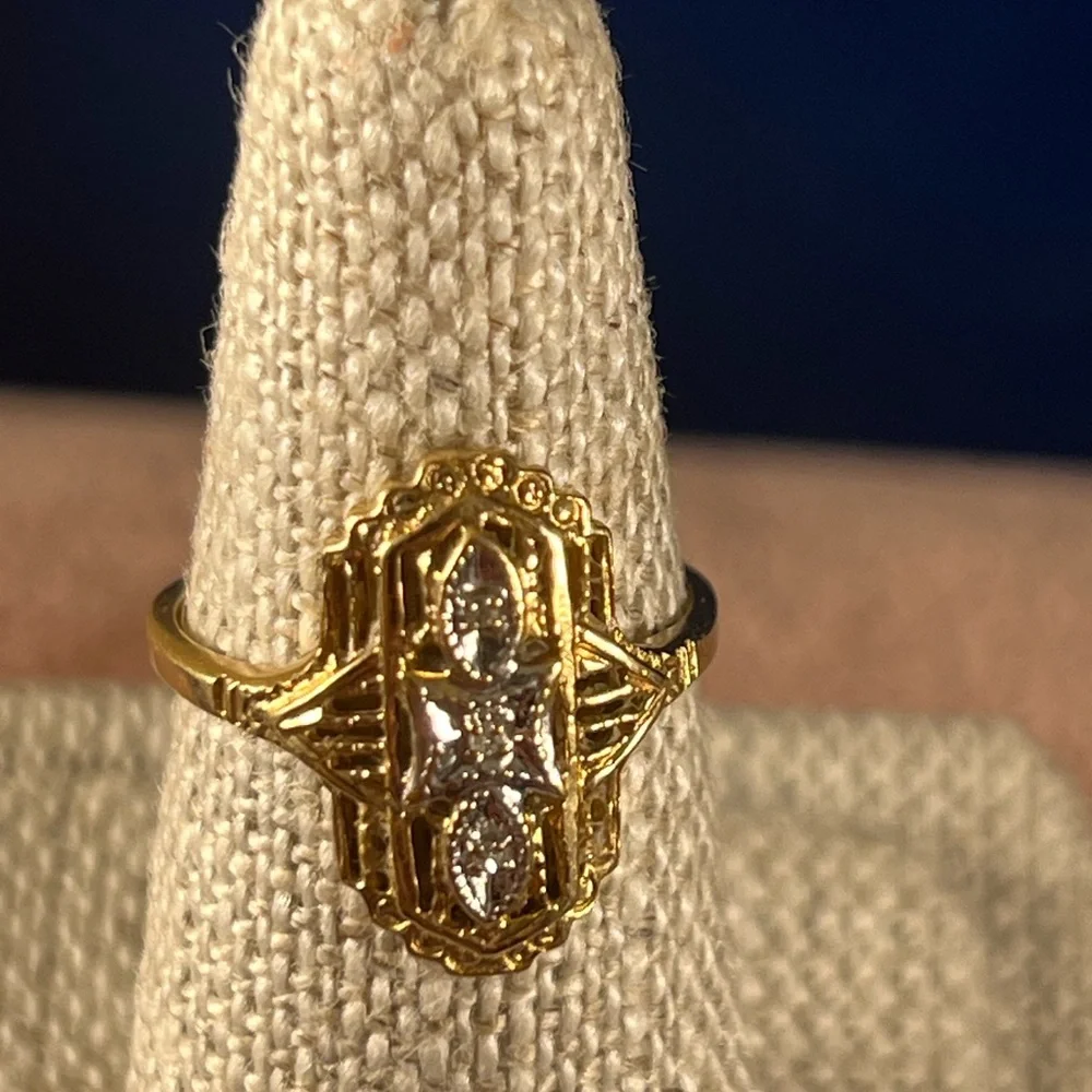 Size 5 10kt gold ring - Picture 2 of 6